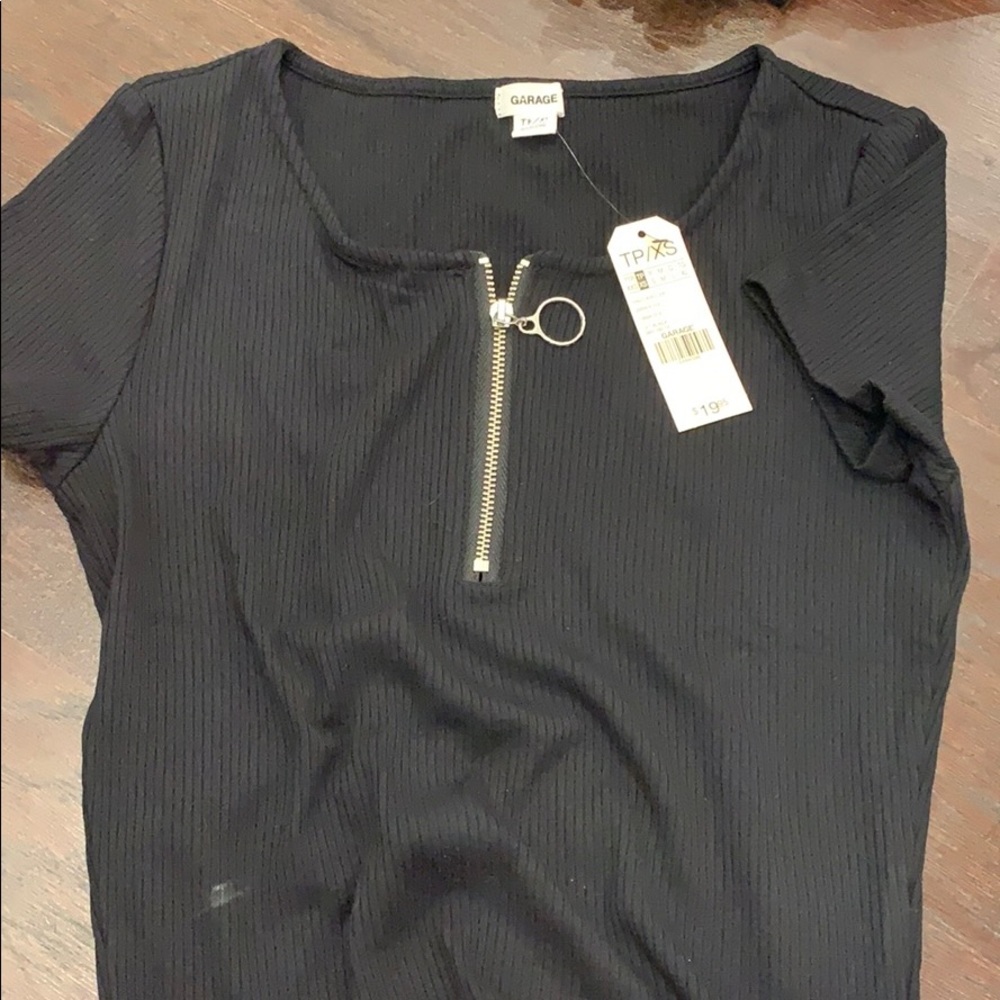 black t shirt w zipper